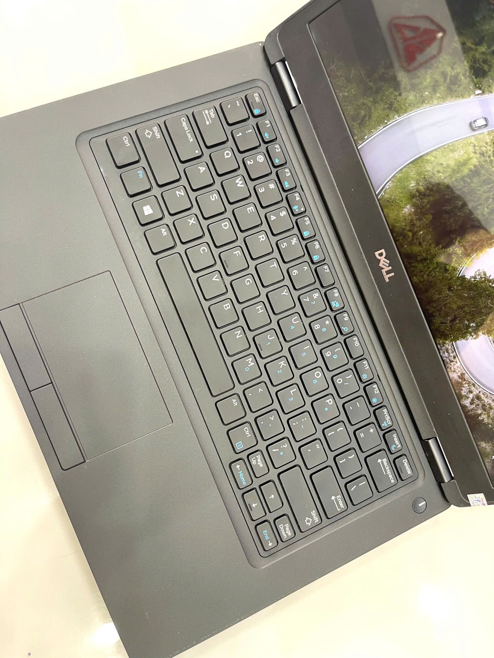 Cận cảnh thiết kế và bàn phím laptop Dell Latitude cũ