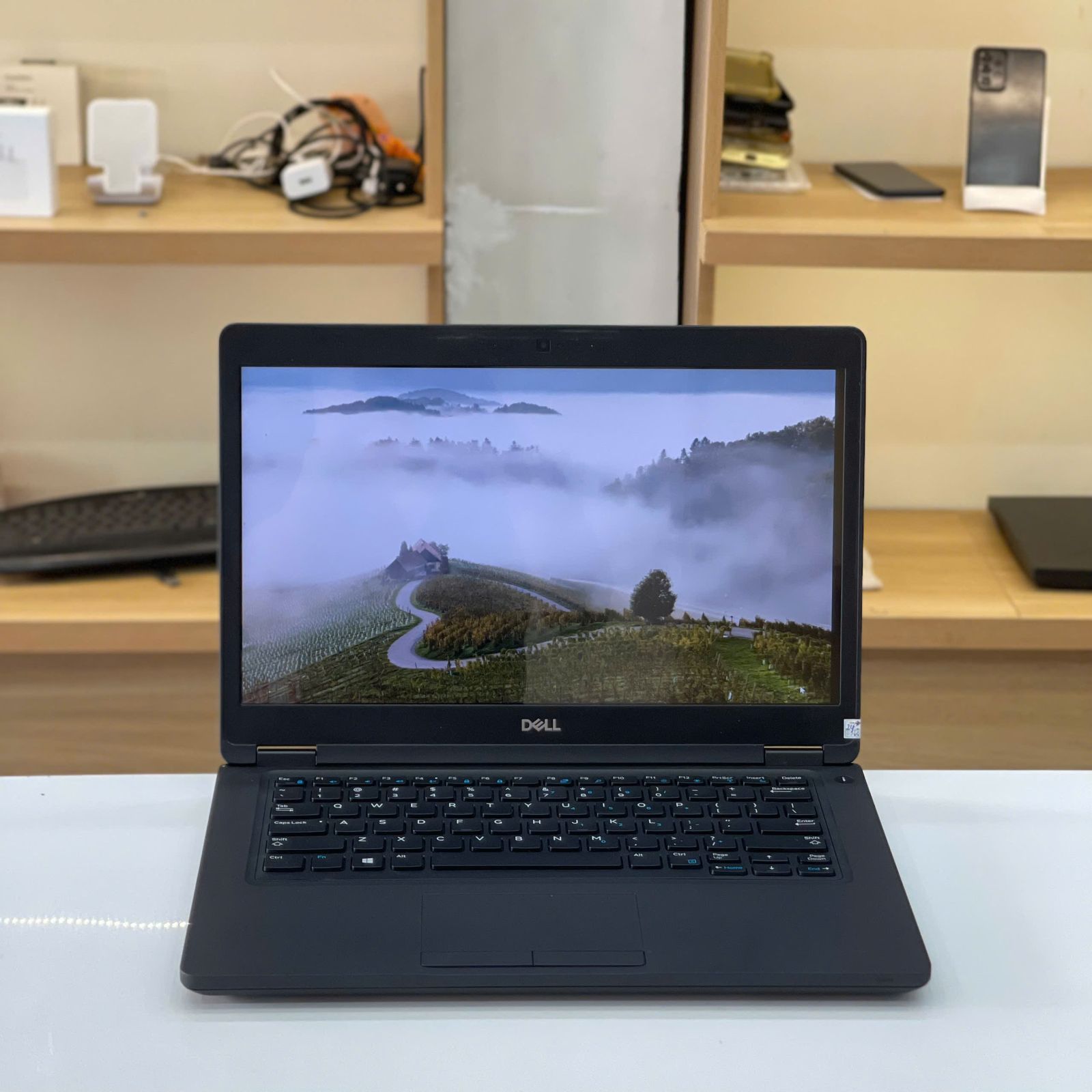 Laptop Dell Latitude cũ giá tốt với thiết kế văn phòng bền bỉ