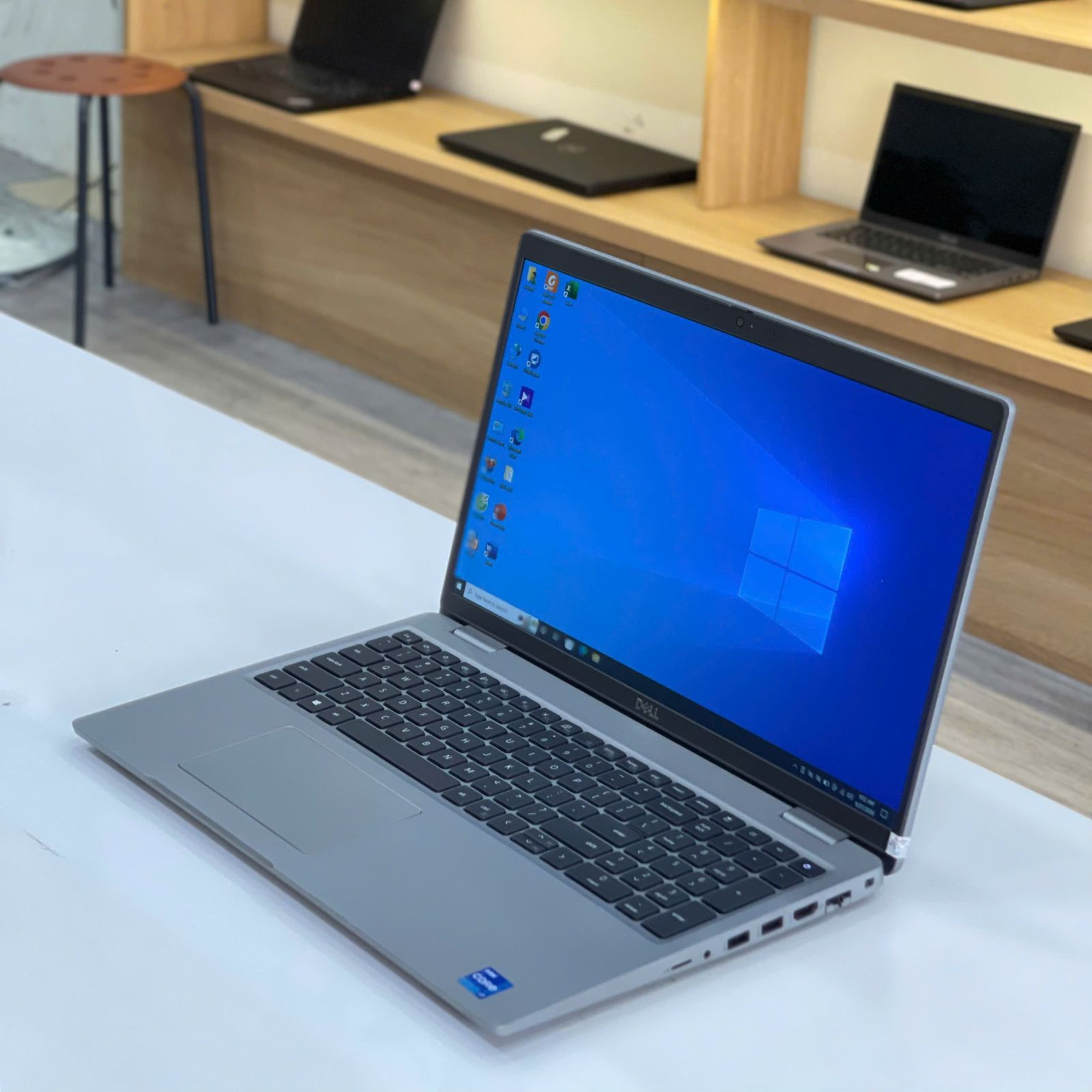 Các mẫu laptop văn phòng giá tốt được trưng bày cho khách hàng lựa chọn