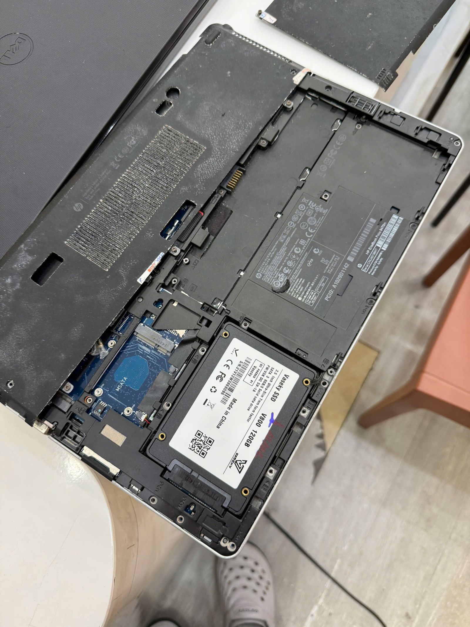Kỹ thuật viên thay SSD laptop tại Đà Nẵng