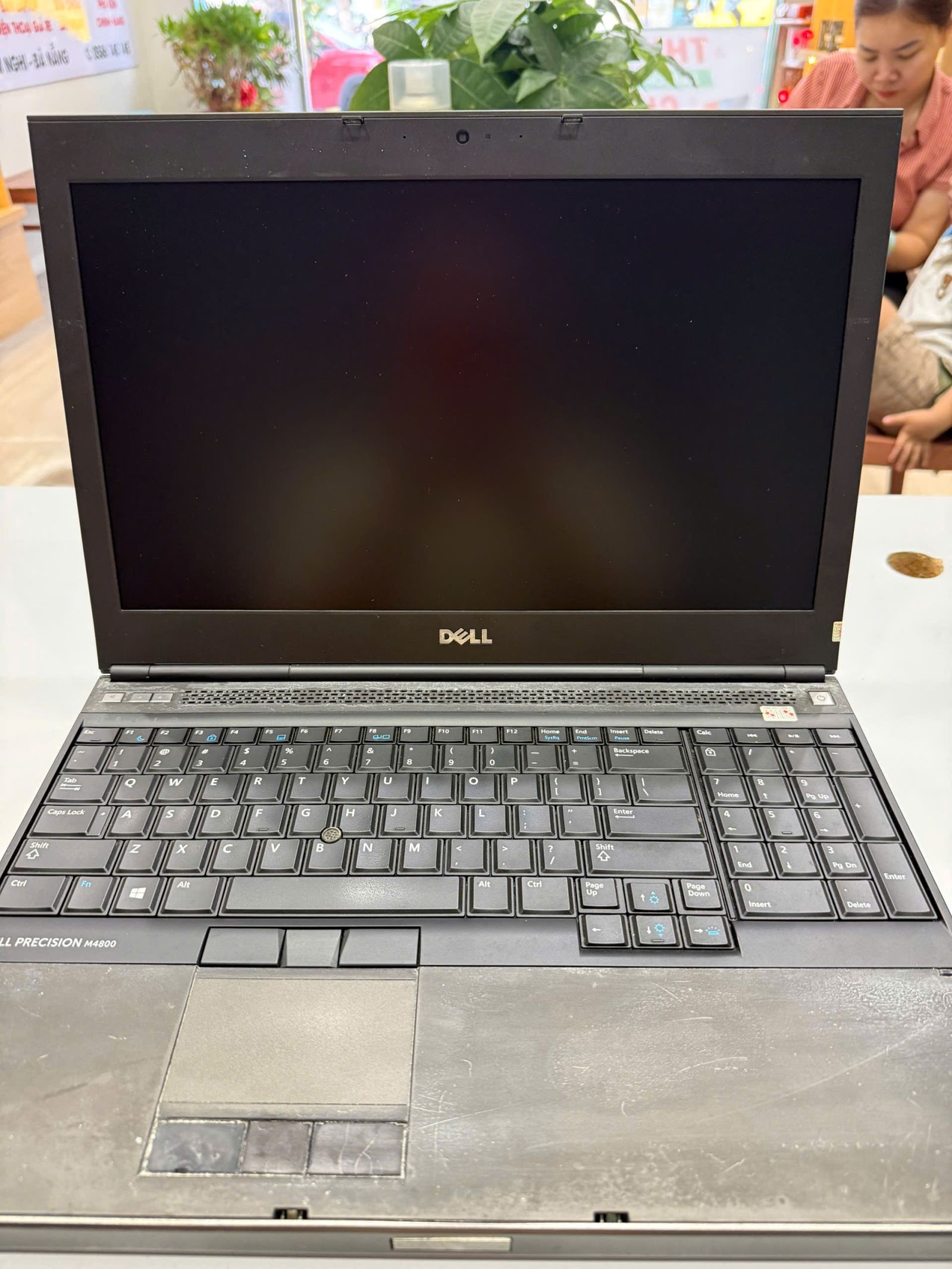 Kiểm tra cáp tín hiệu và panel màn hình laptop khi bị sọc