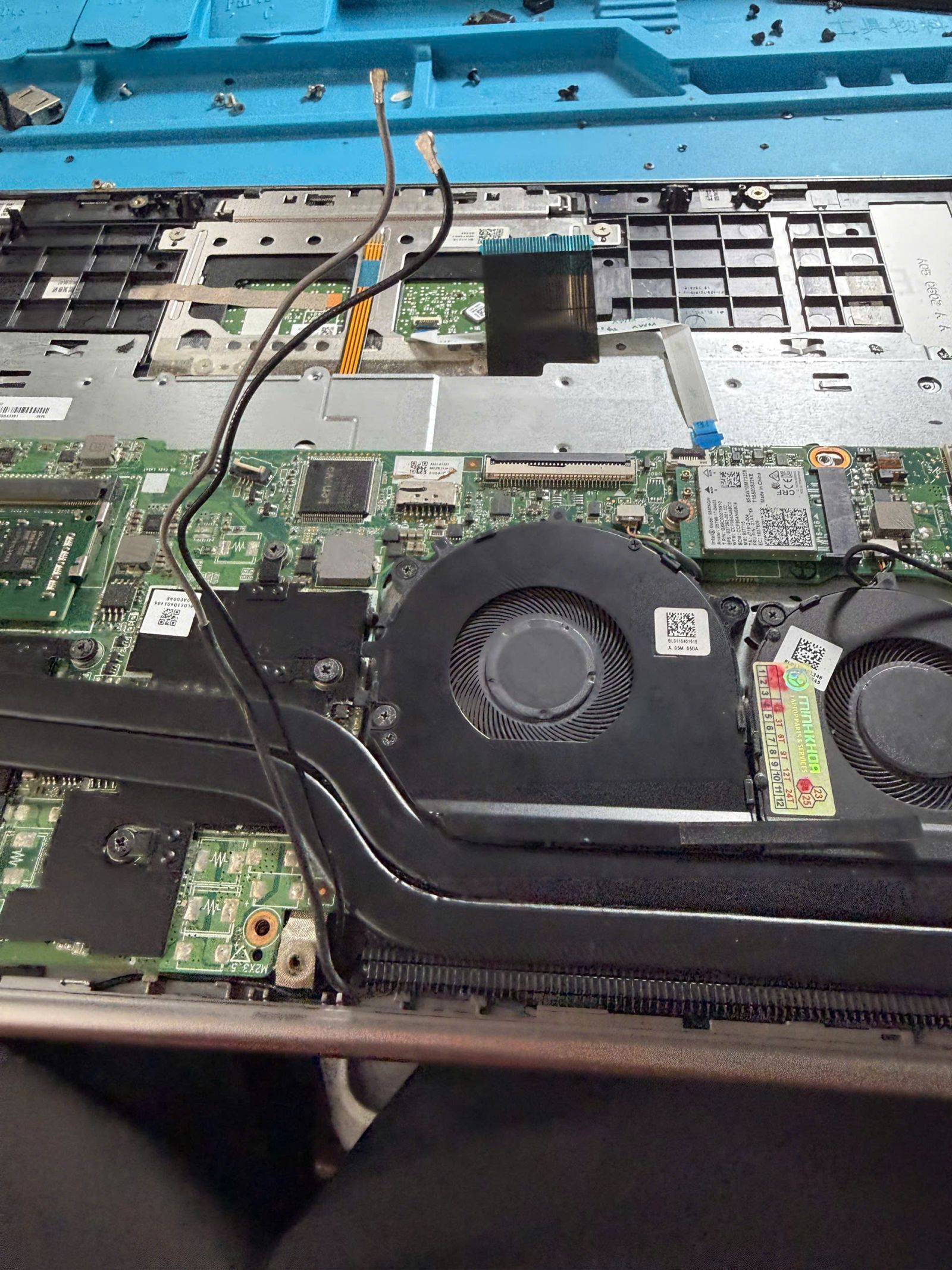 Laptop được vệ sinh sạch sẽ, lau chùi bụi bẩn tại Đà Nẵng