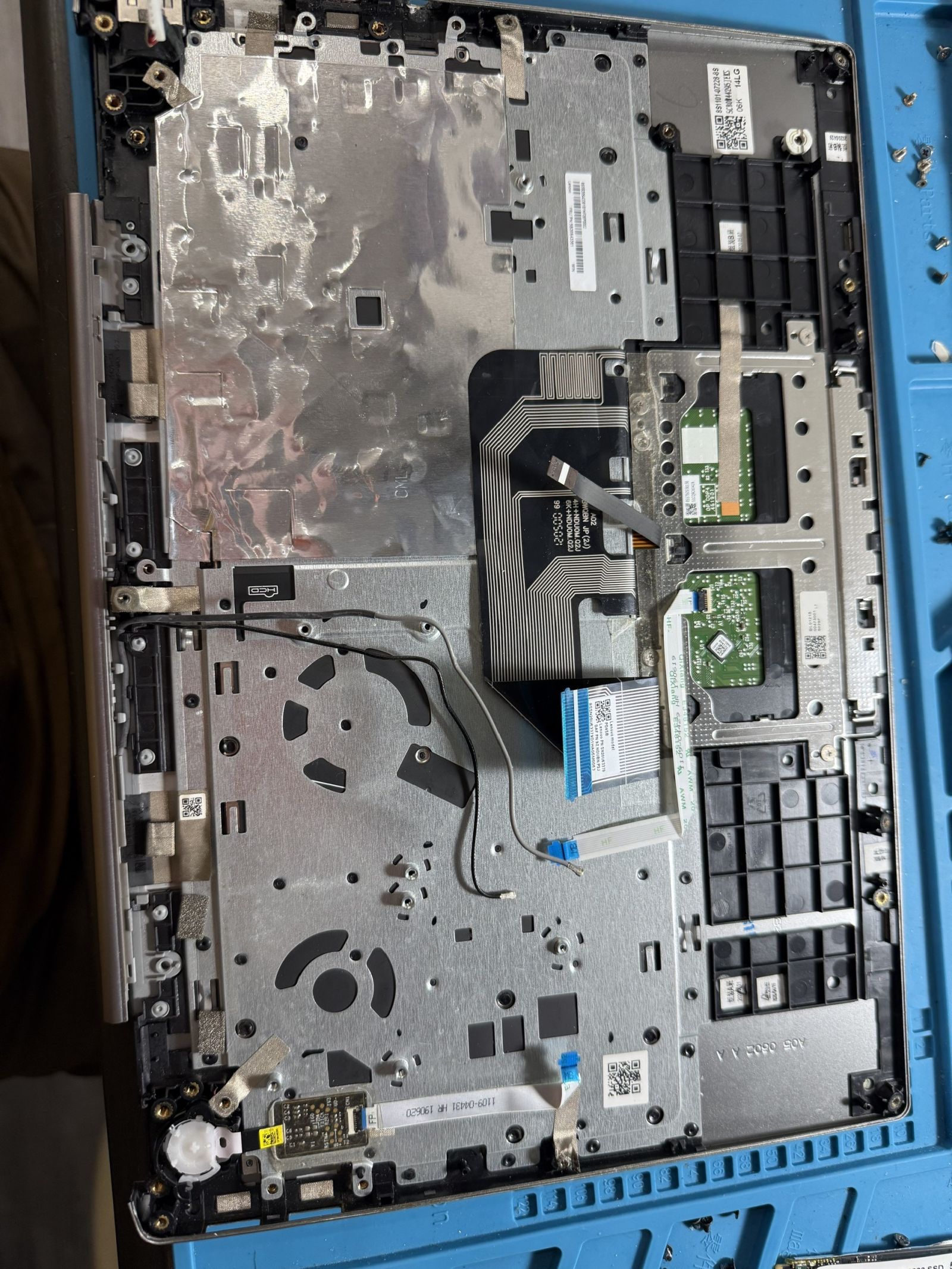 Laptop đang được kiểm tra bàn phím trước khi thay thế