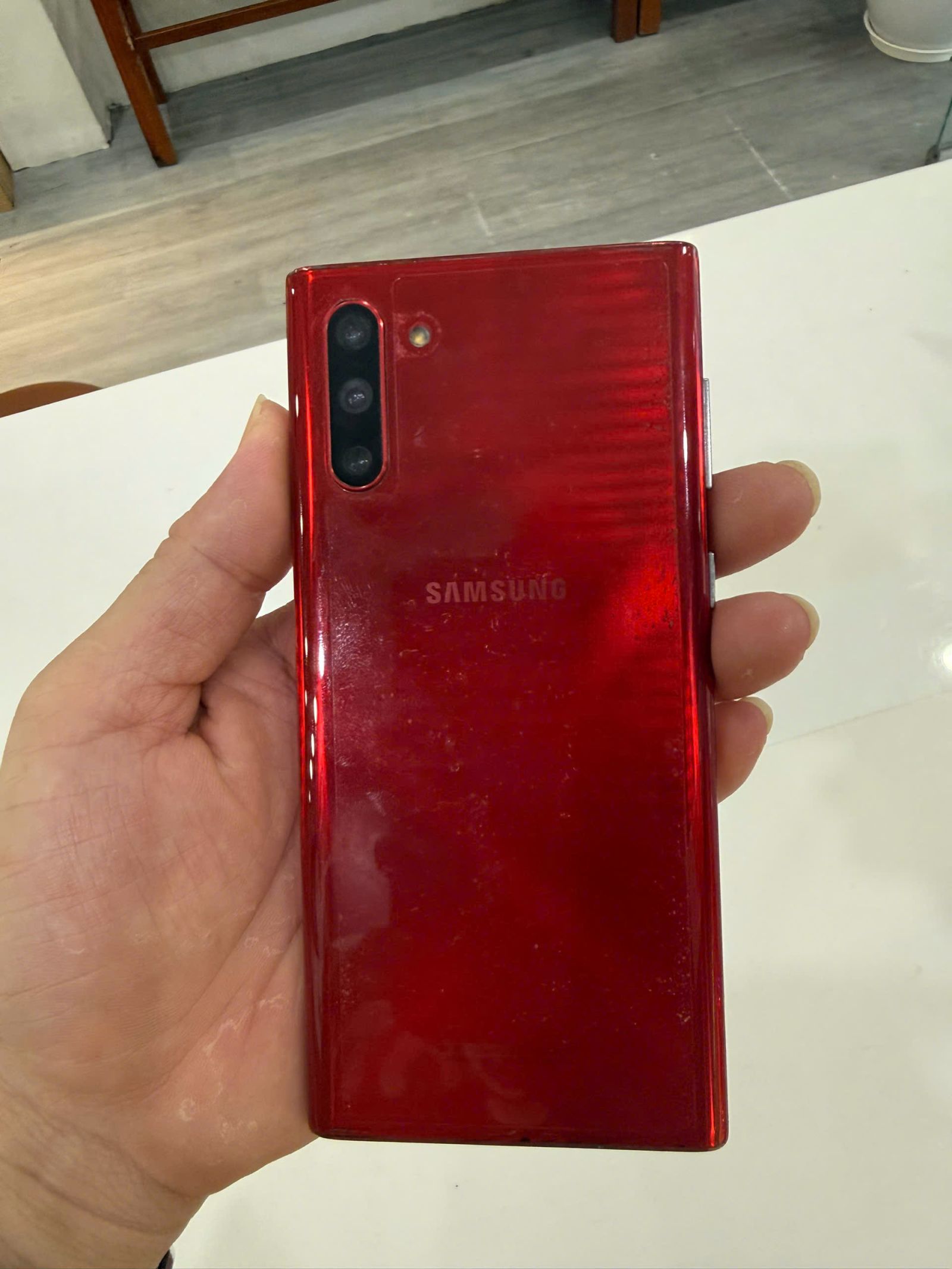 Kỹ thuật viên kiểm tra điện thoại Samsung bị hư màn hình