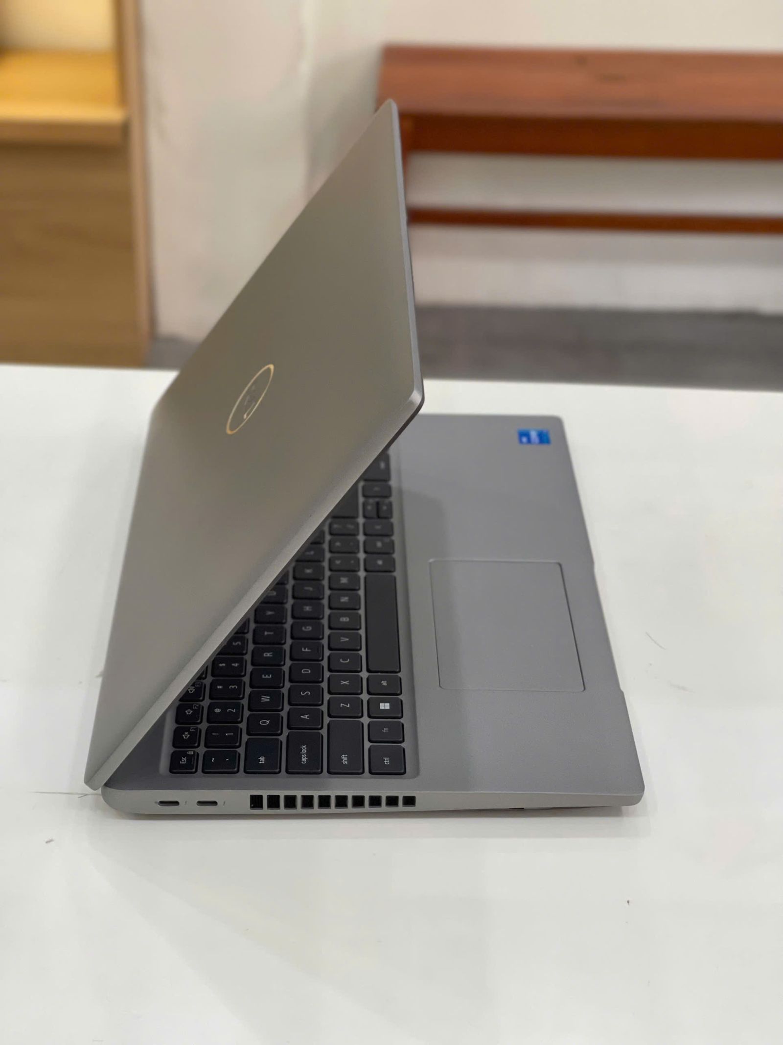 Cổng kết nối đa dạng trên Dell Precision 3560