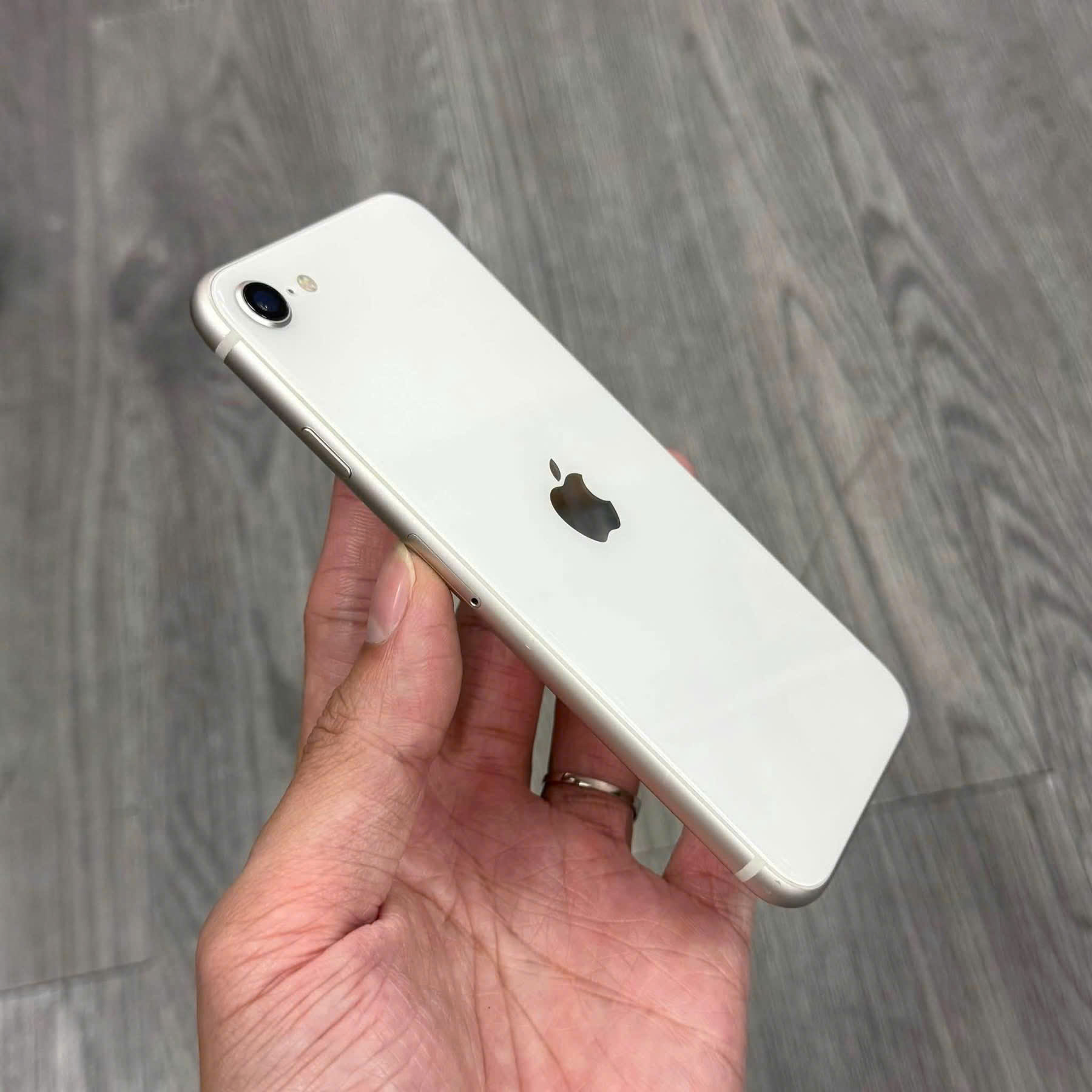 iPhone SE 3 (2022) 64GB Quốc Tế nguyên hộp, tổng thể mặt trước máy