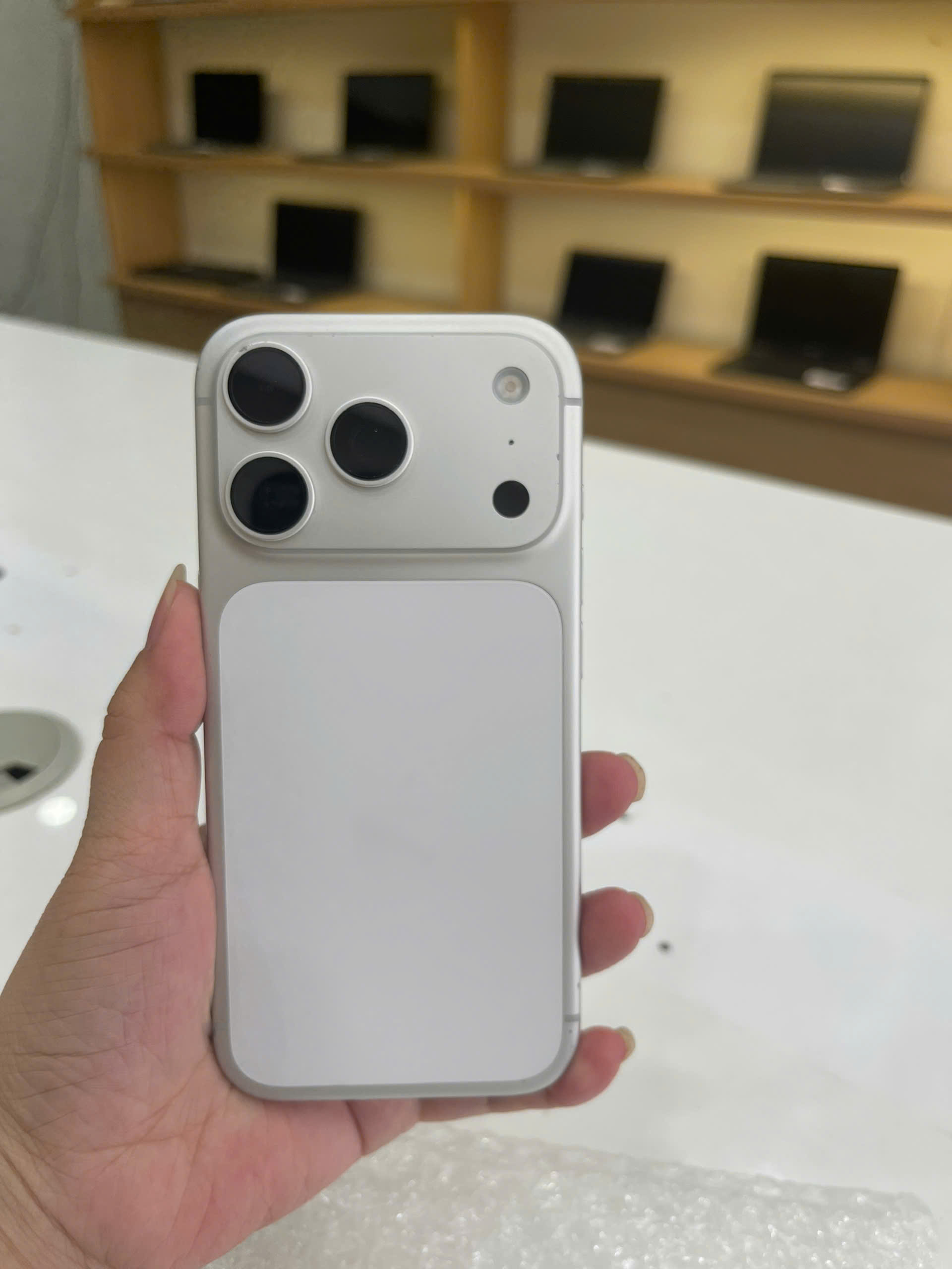 iPhone 17 Pro 256GB tổng thể với thiết kế cao cấp