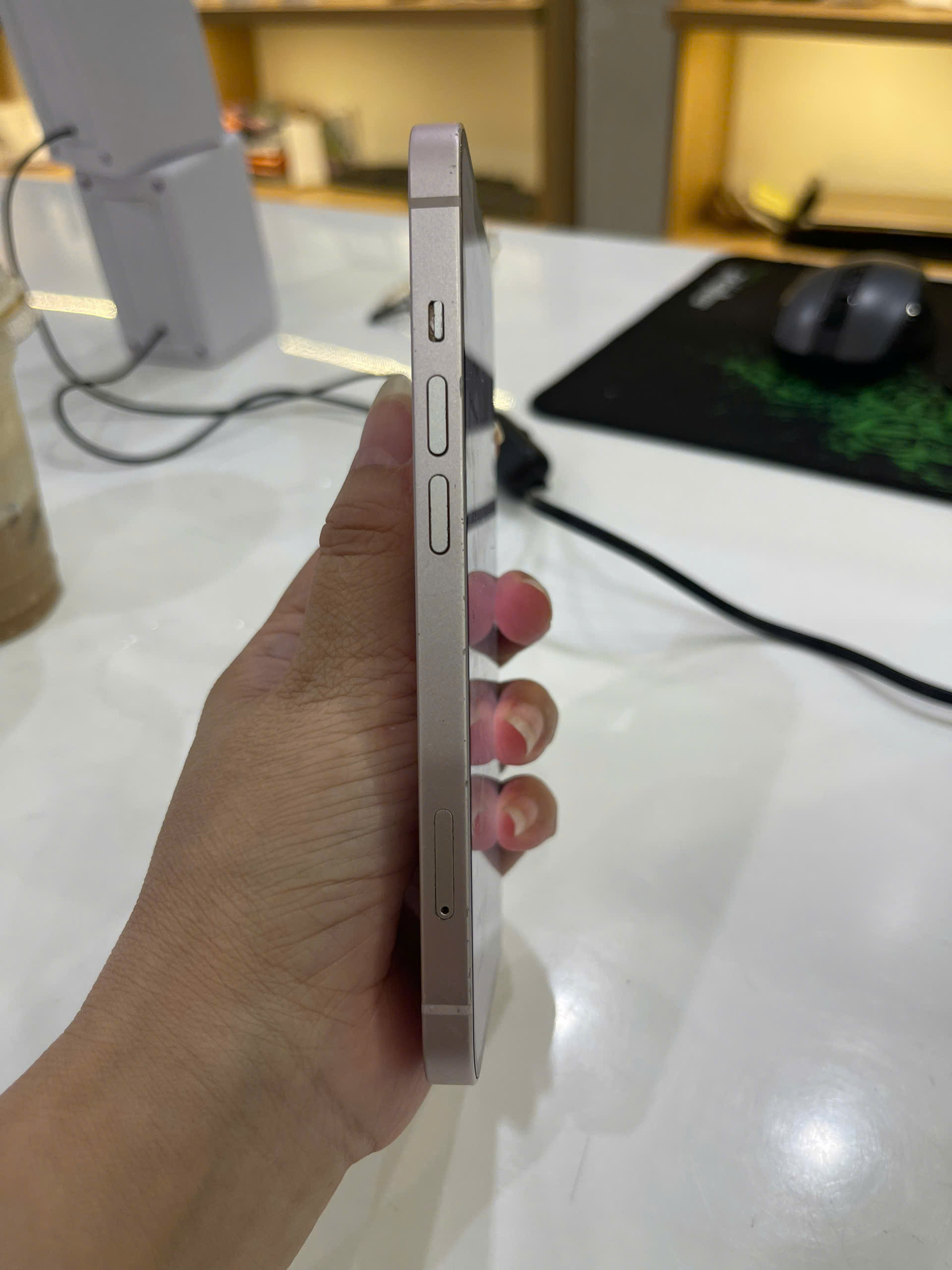 Cận cảnh thiết kế và màn hình iPhone 13