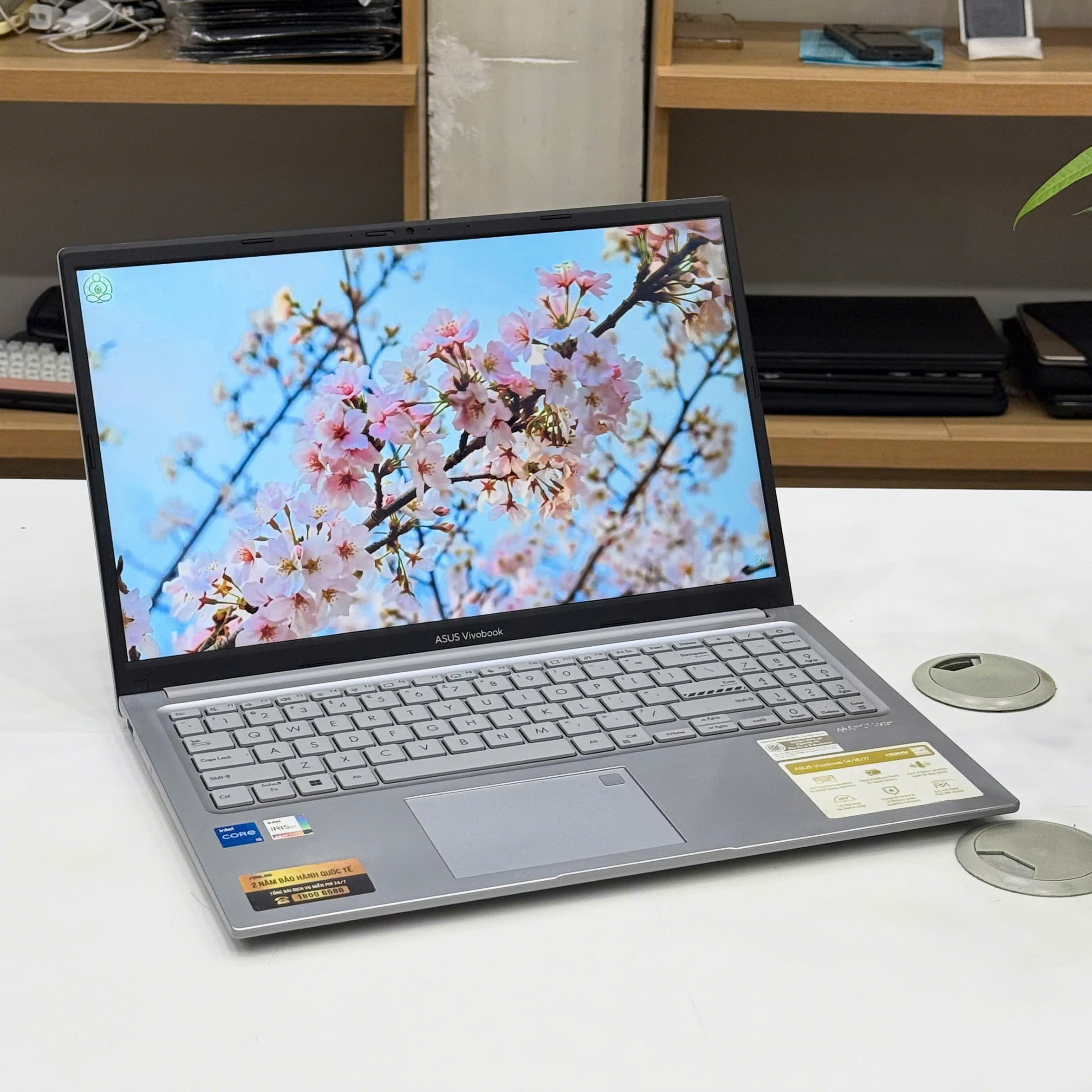 Thiết kế mỏng nhẹ và bàn phím có phím số của ASUS VivoBook X1504ZA