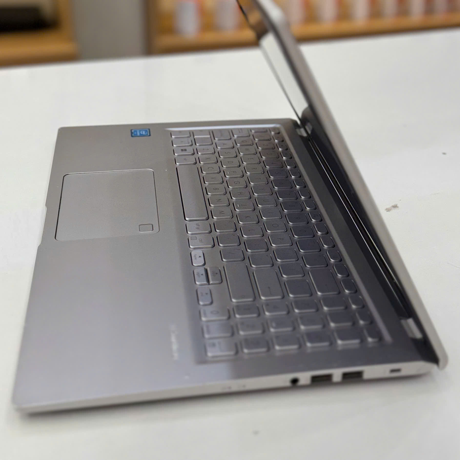 Laptop Asus VivoBook X515MA màu bạc tổng thể