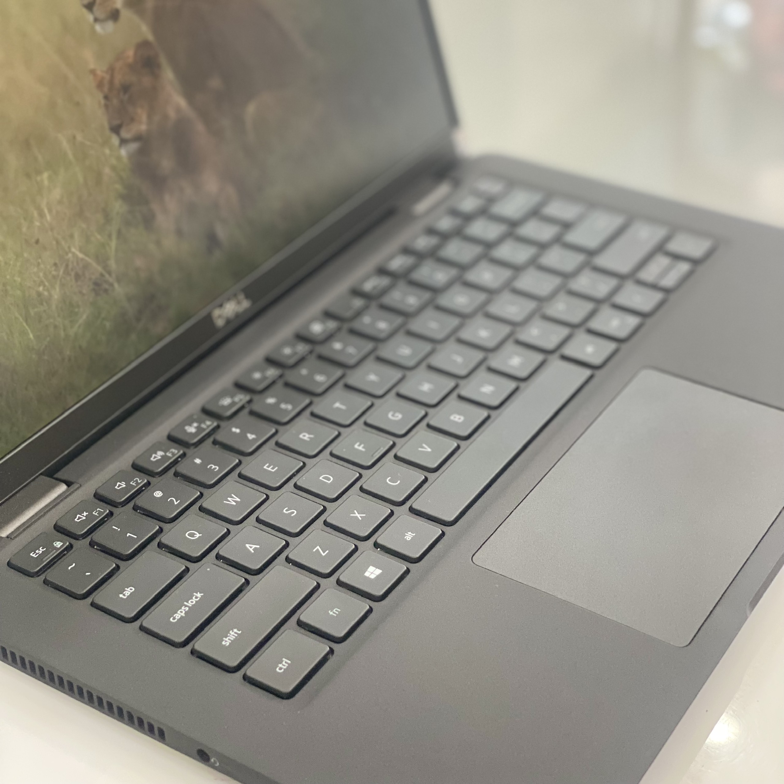 Thiết kế mỏng nhẹ và cạnh viền tinh tế của Dell Latitude 7420