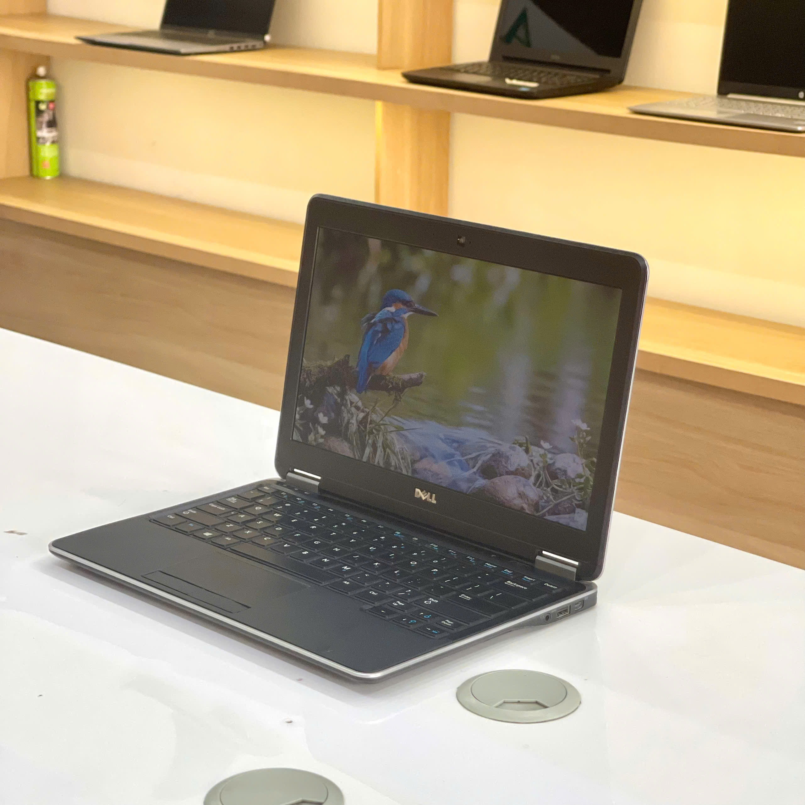 Màn hình 12.5 inch HD chống chói của laptop Dell Latitude E7240
