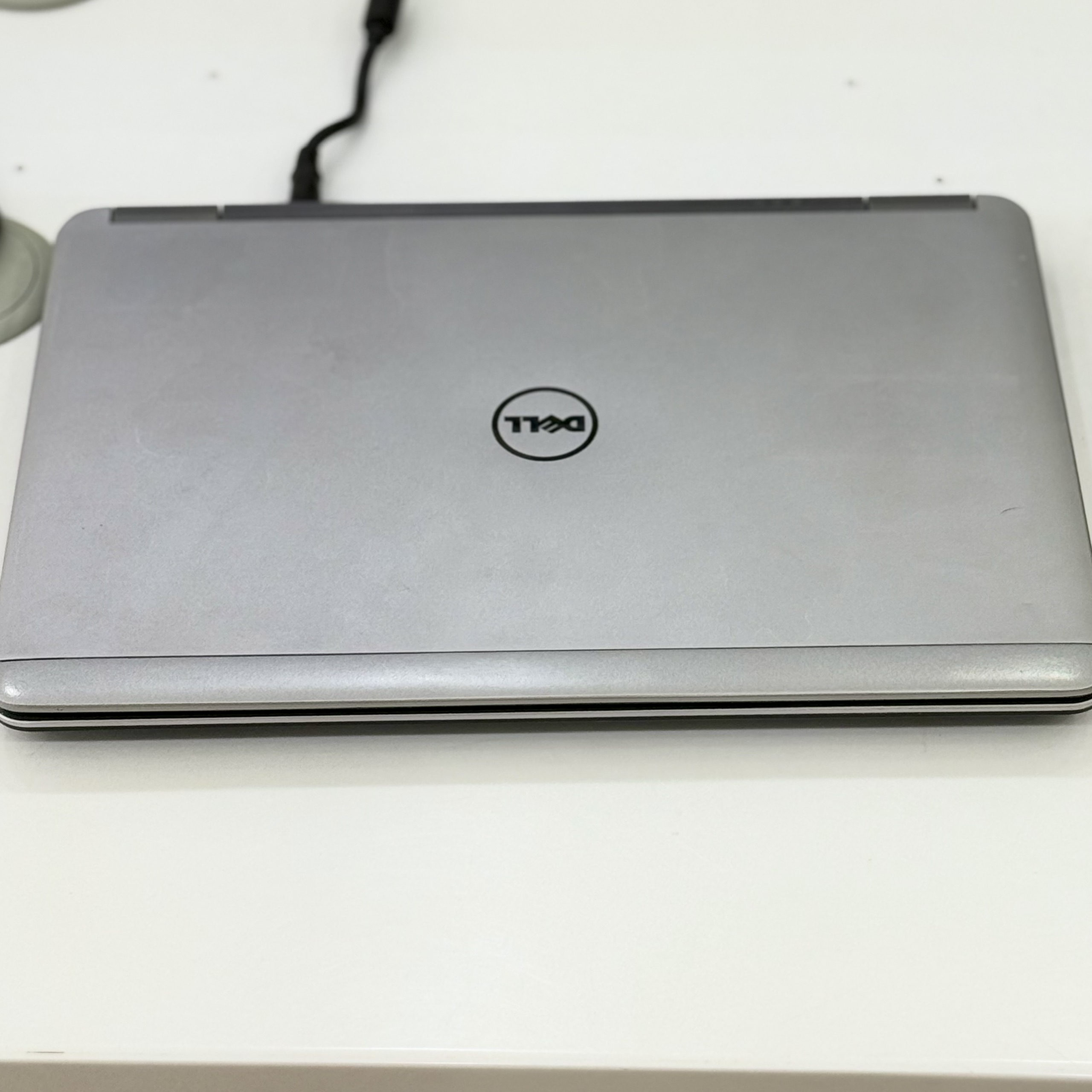 Thiết kế vỏ hợp kim nhôm magie bền bỉ của Dell Latitude E7240