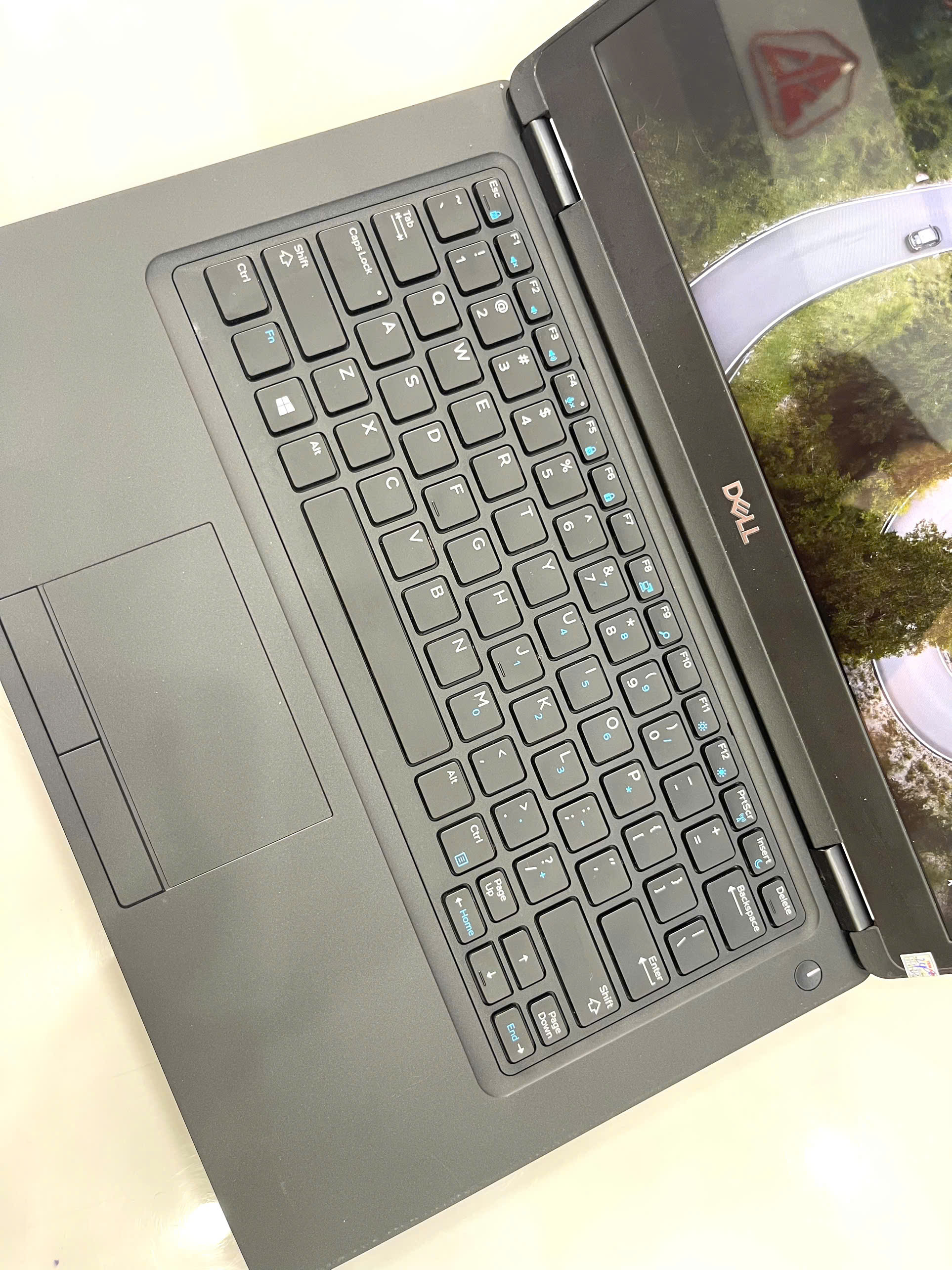 Cận cảnh các cổng kết nối và cạnh máy Dell Latitude 5490