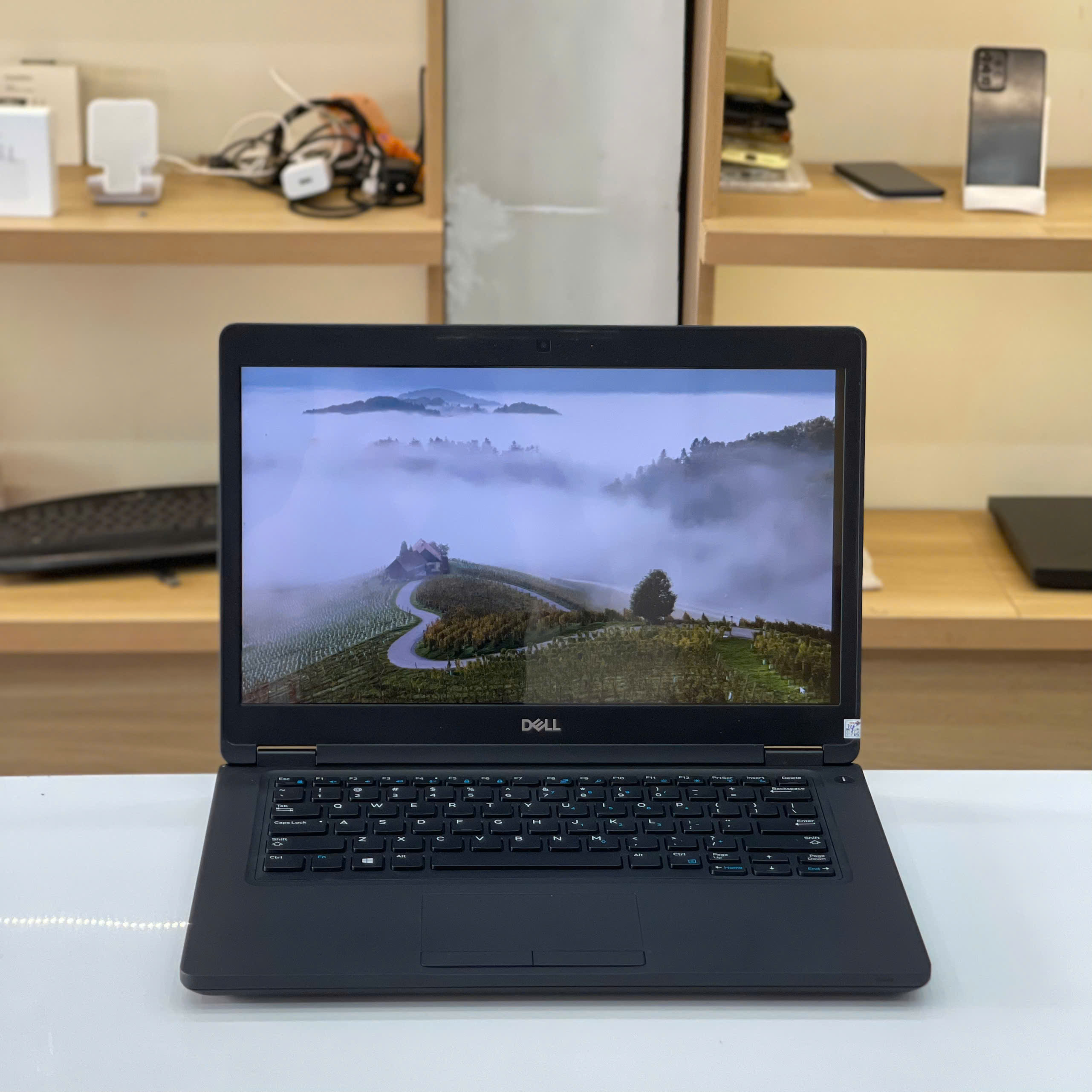 Thiết kế mặt lưng và cạnh viền chắc chắn của Dell 5490