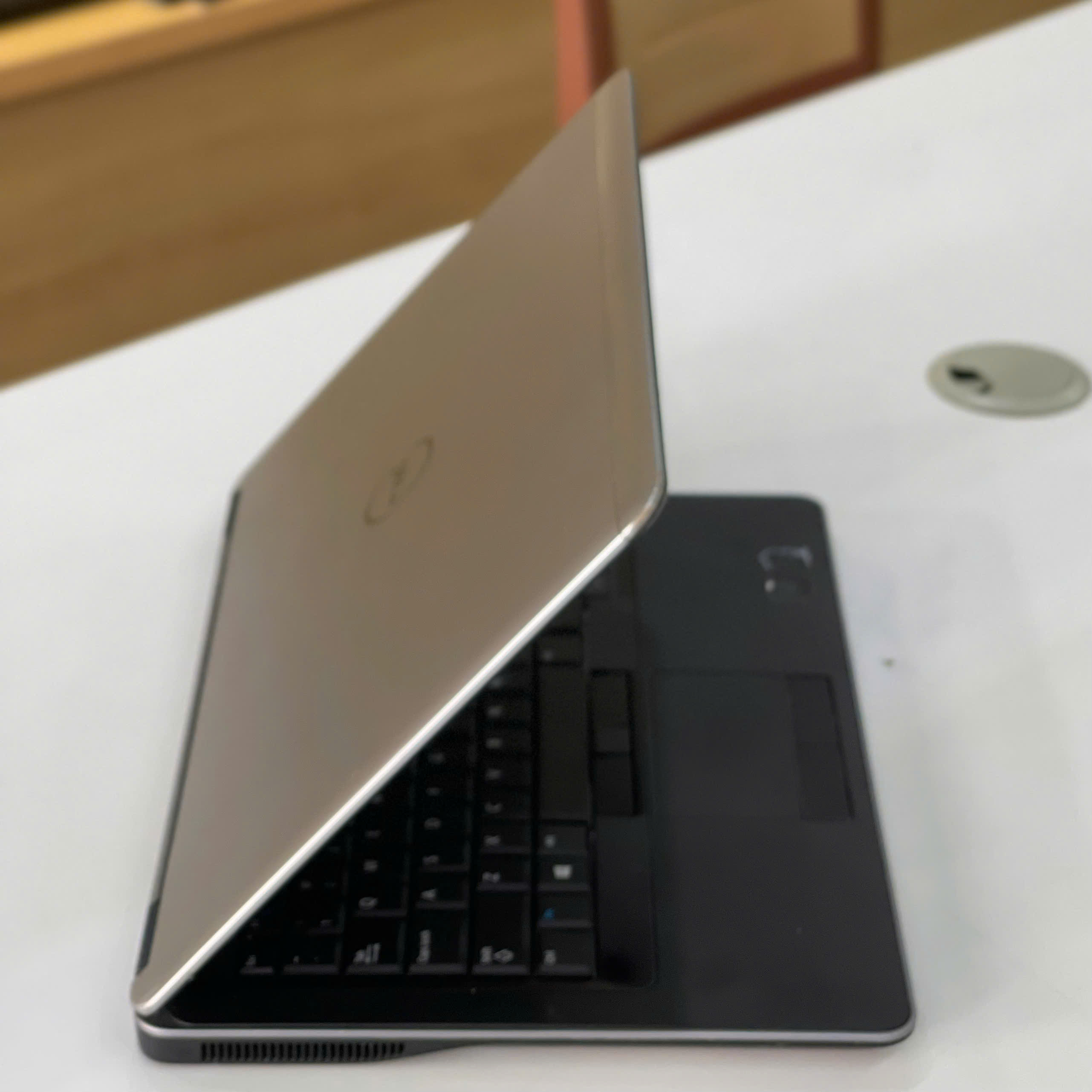 Thiết kế mỏng nhẹ của Dell Latitude E7440