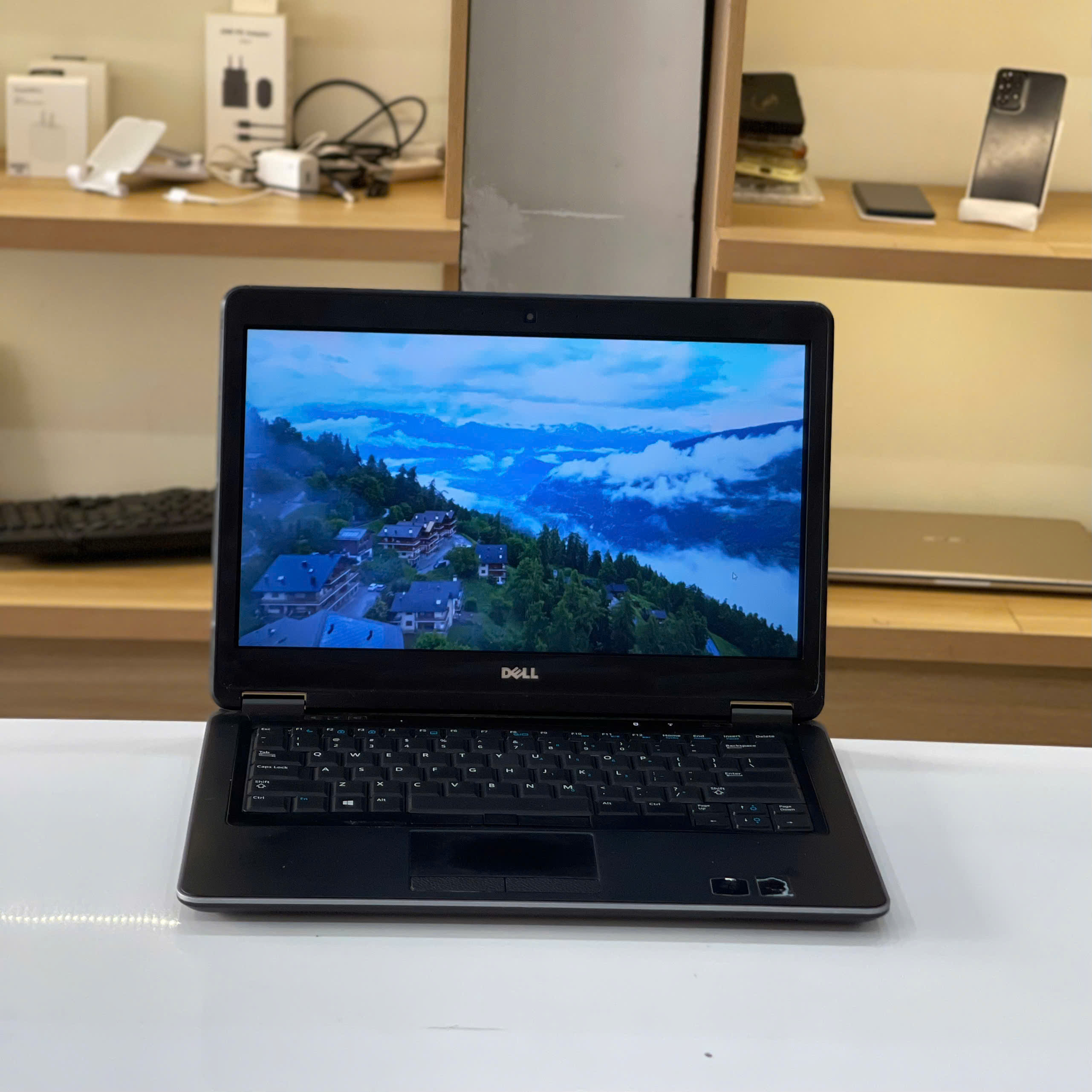 Bàn phím và khu vực nhập liệu của Dell E7440 i5 4300