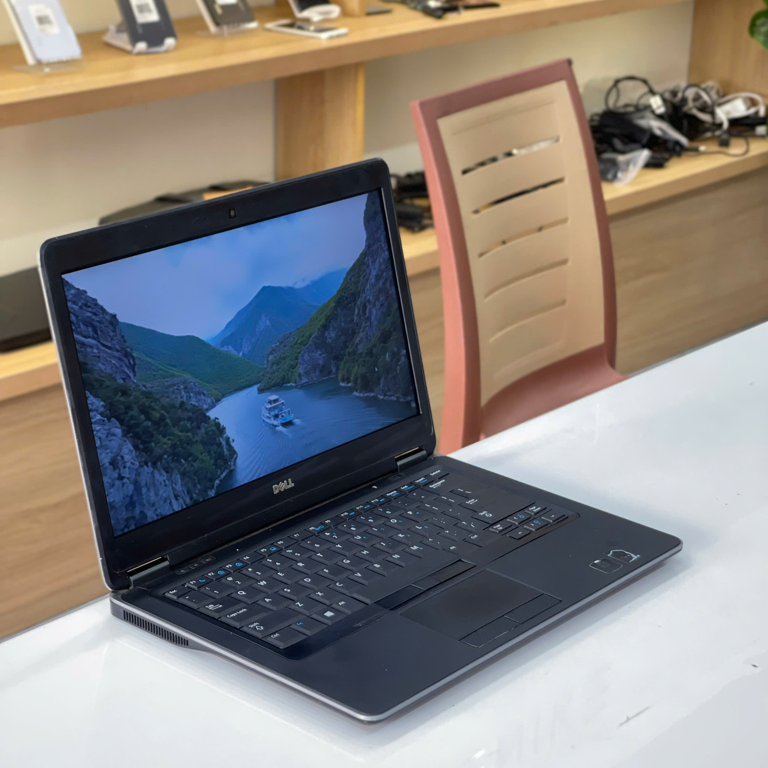 Cạnh viền và khung máy chắc chắn của laptop Dell E7440