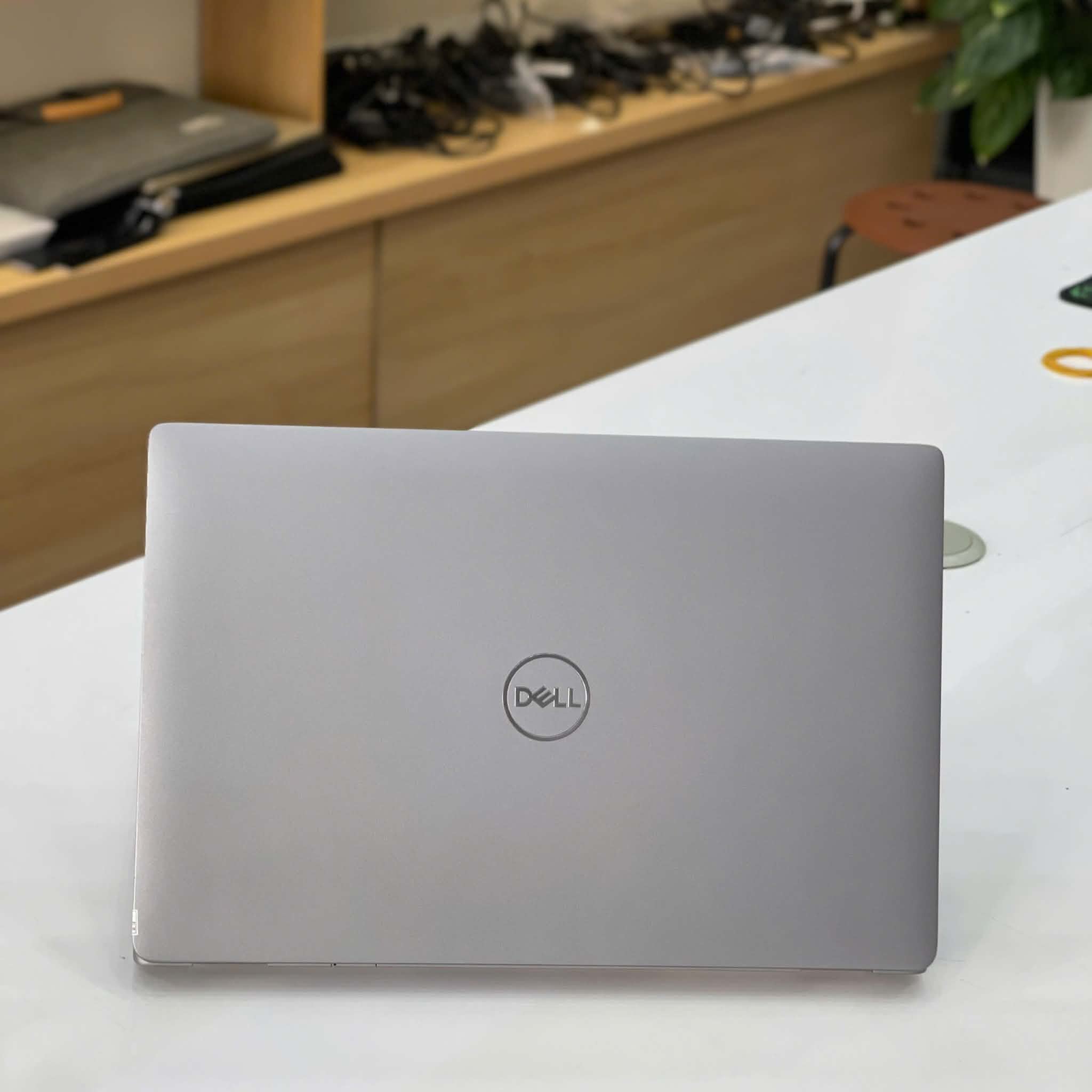 Mặt lưng Dell Latitude 5420 với lớp hoàn thiện nhám chống bám vân tay