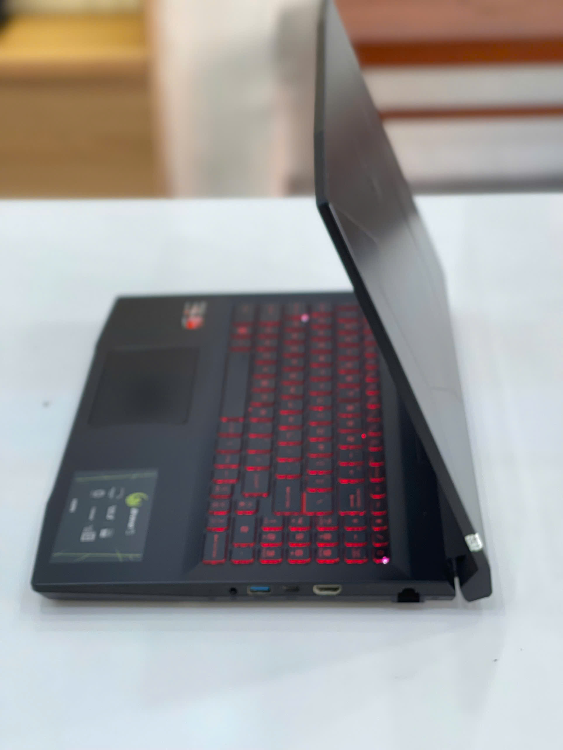 Laptop gaming MSI Bravo 15 8G/512GB tổng thể