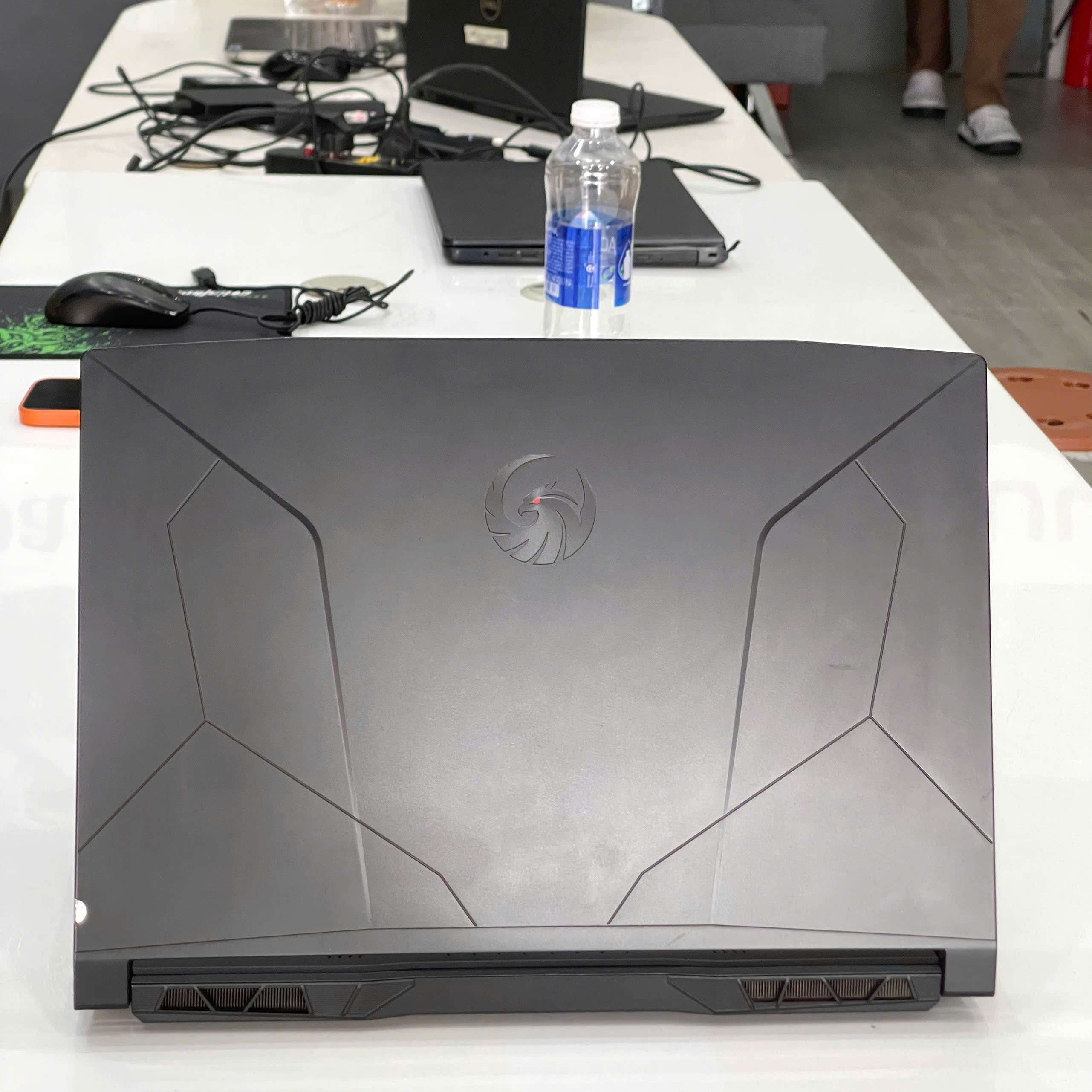 Thiết kế mặt lưng và cạnh viền laptop MSI Bravo 15