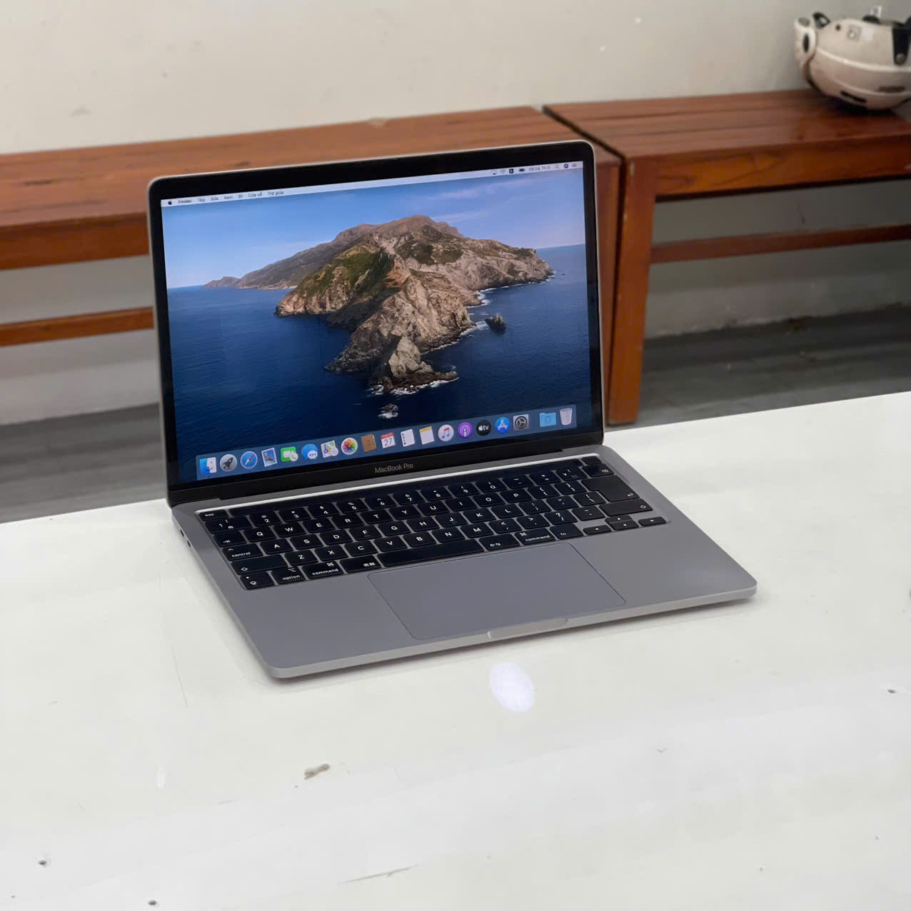 Cạnh viền và thân máy nhôm nguyên khối MacBook Pro 2020 13 inch