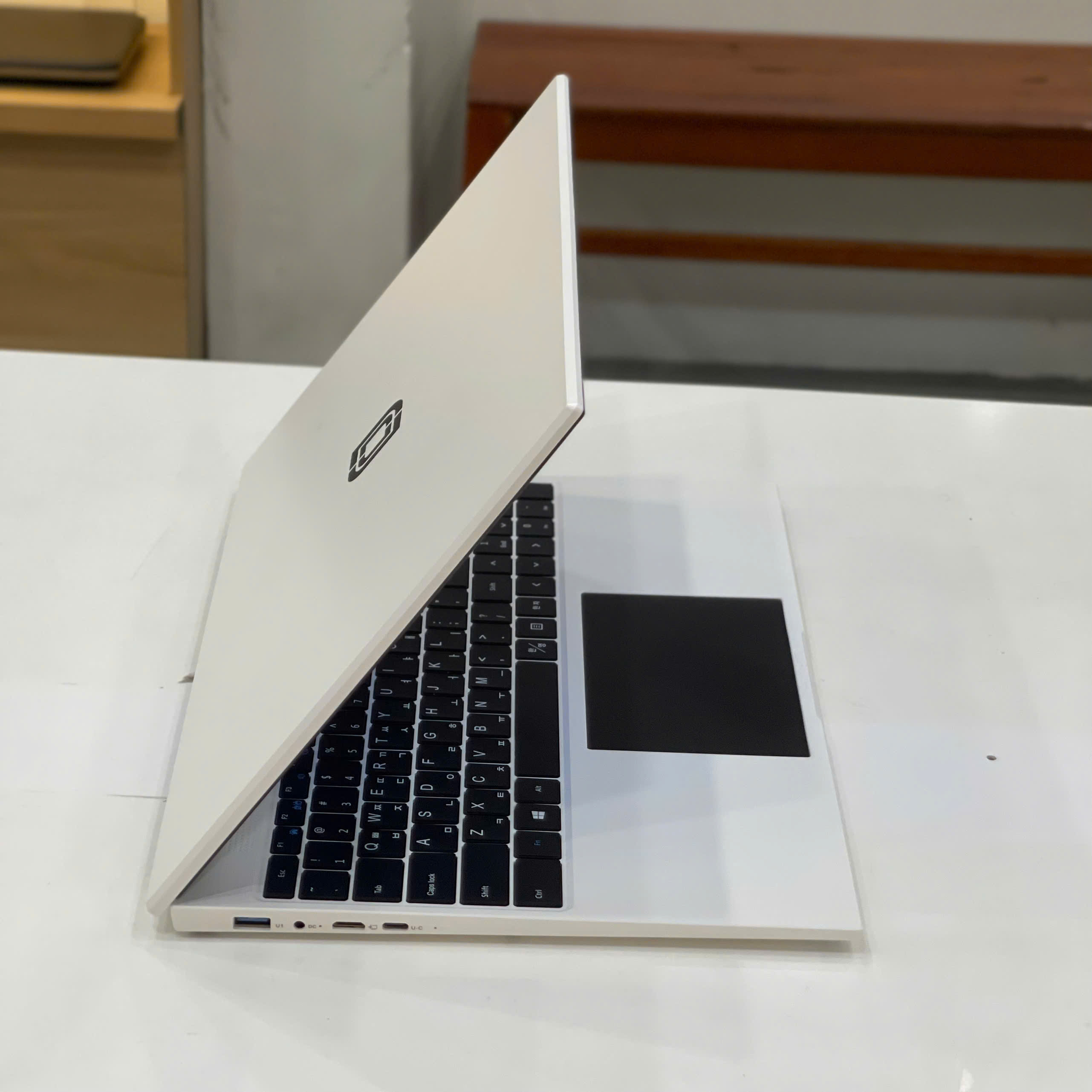 Laptop Celeron N5095 16GB RAM 512GB SSD tổng thể