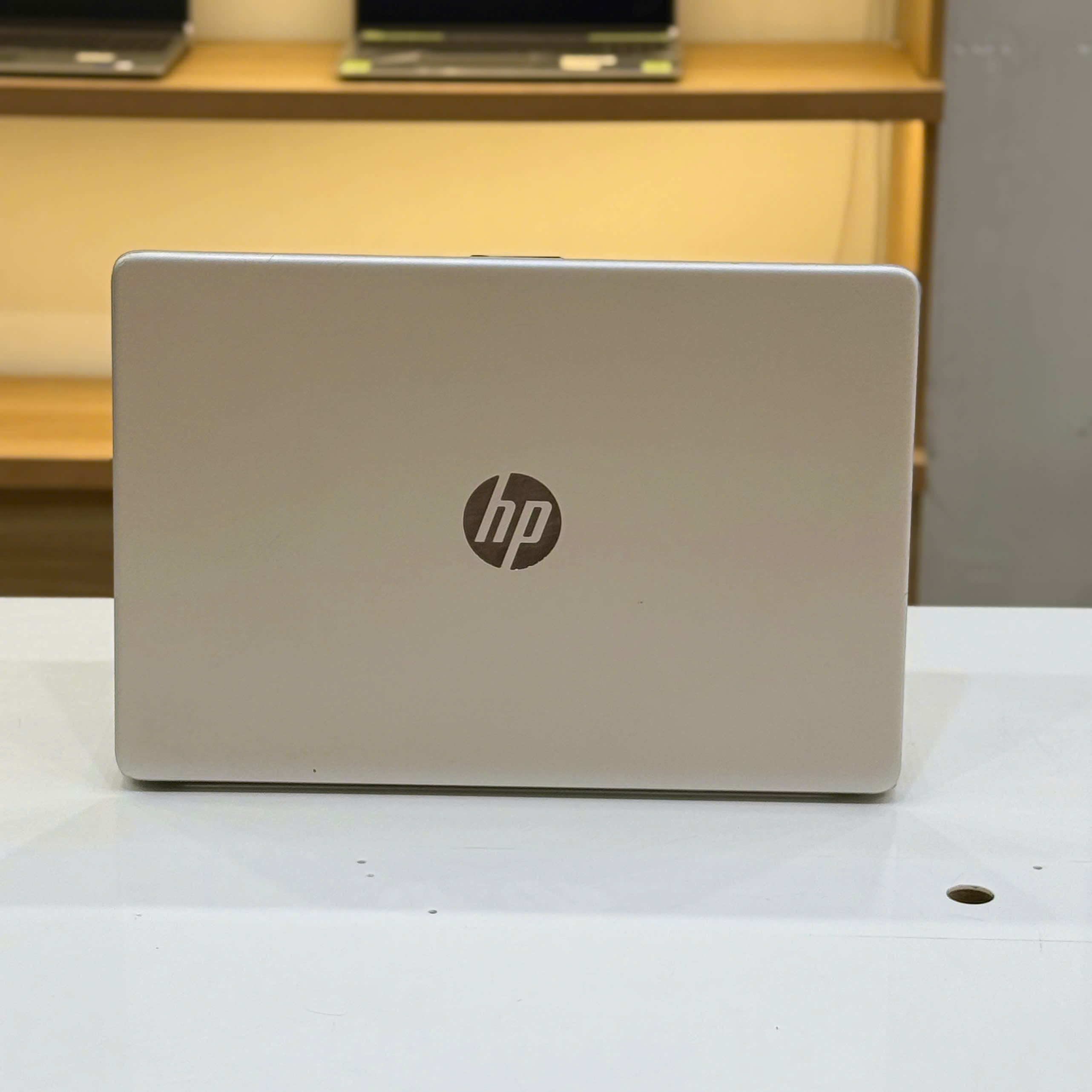 Laptop cũ HP 15S-FQ Core i3-1215U màu bạc tổng thể