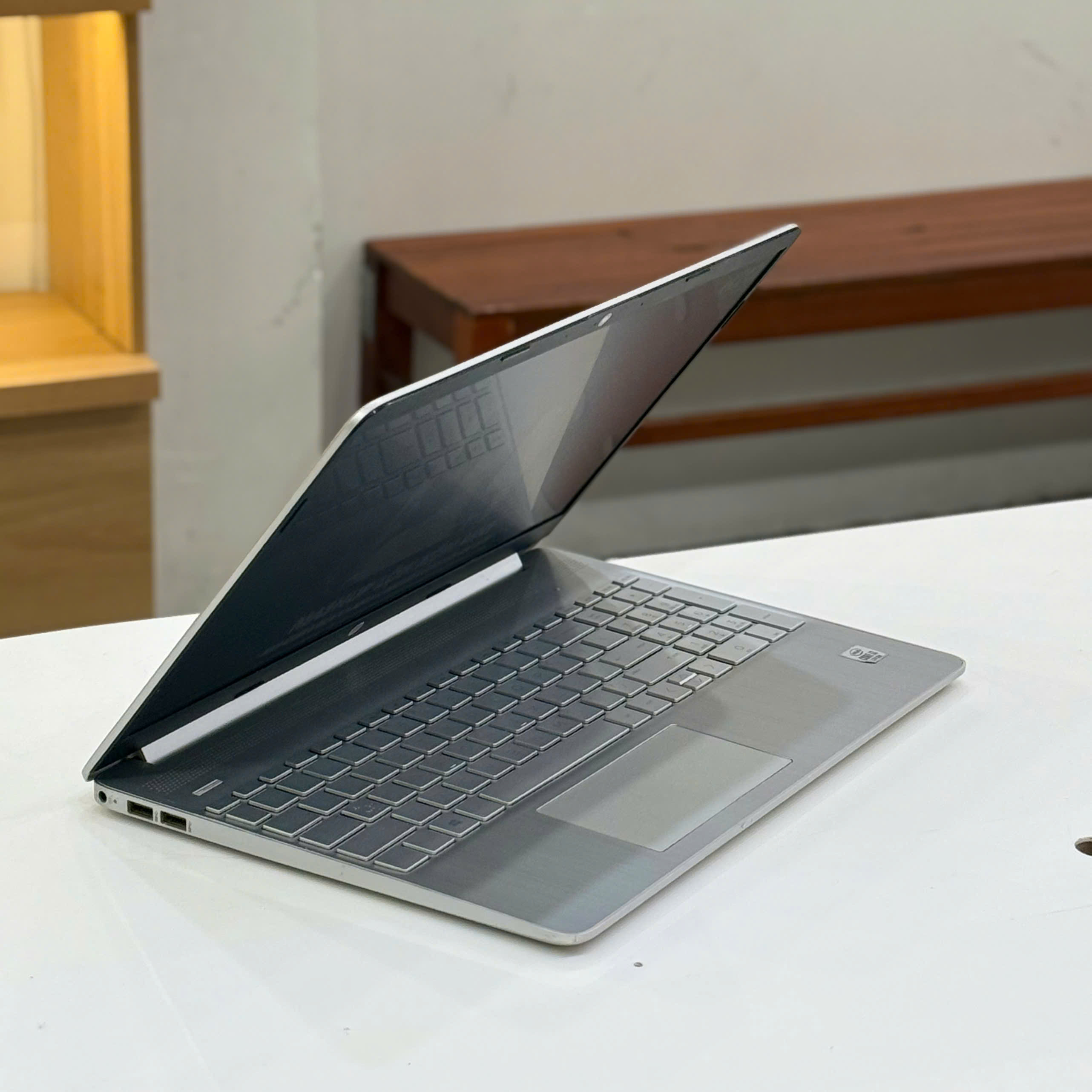 Cận cảnh thiết kế và bàn phím laptop cũ HP 15S-FQ