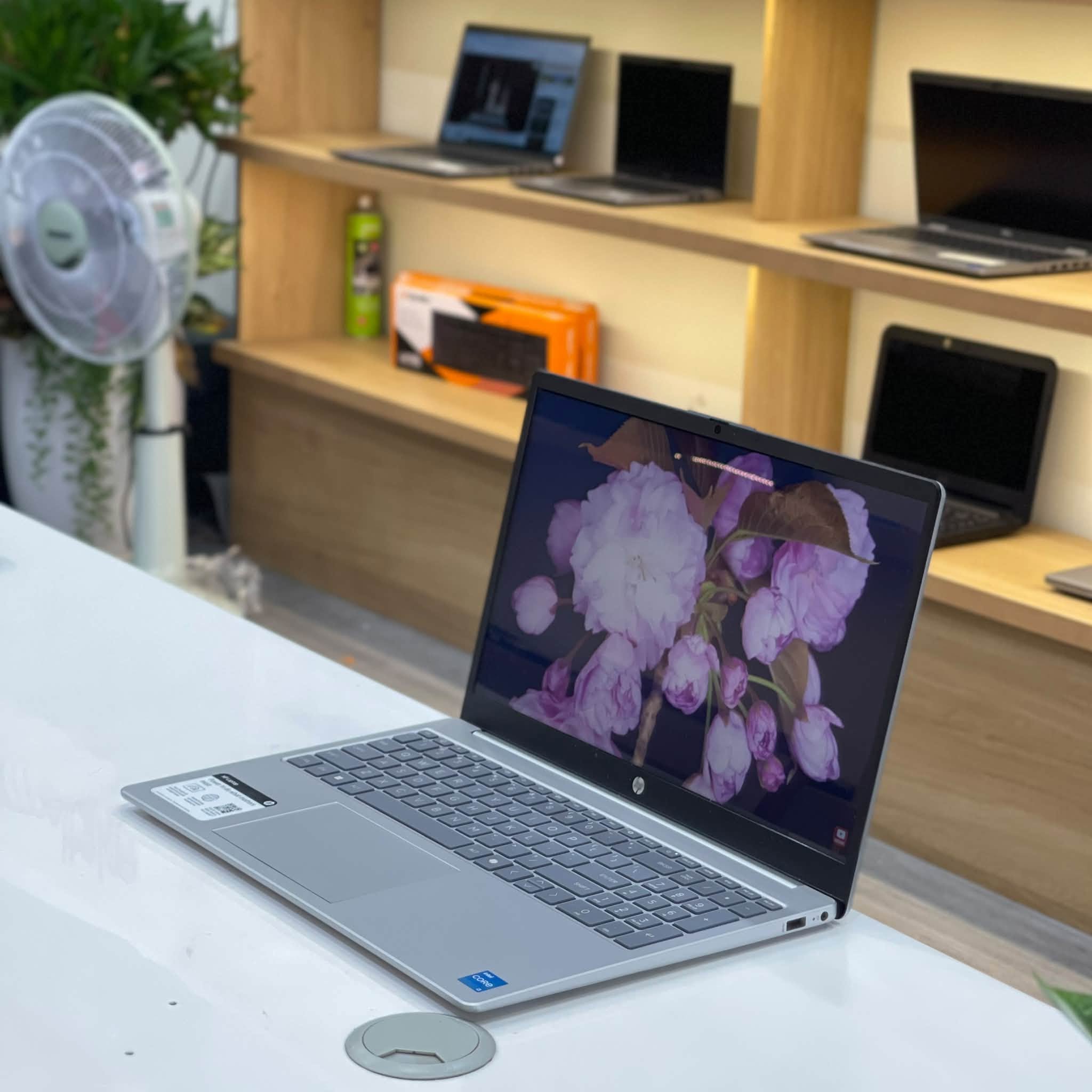 Bàn phím và khu vực làm việc laptop HP 15-fd0xxx
