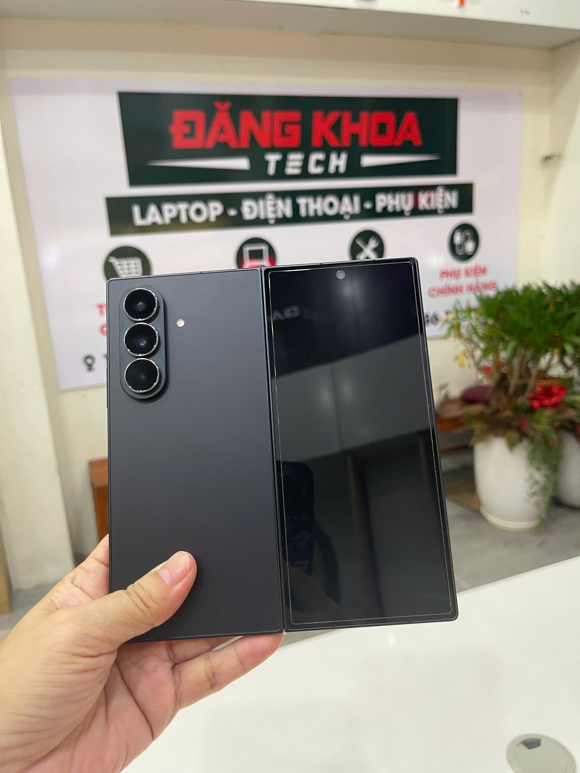 Samsung Galaxy Z Fold 7 tổng thể với màn hình gập mở rộng
